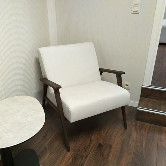 Ariel BIJZETZETEL STOF WIT-BEIGE HOUTEN FRAME solden toonzaalmodel zetelboetiek